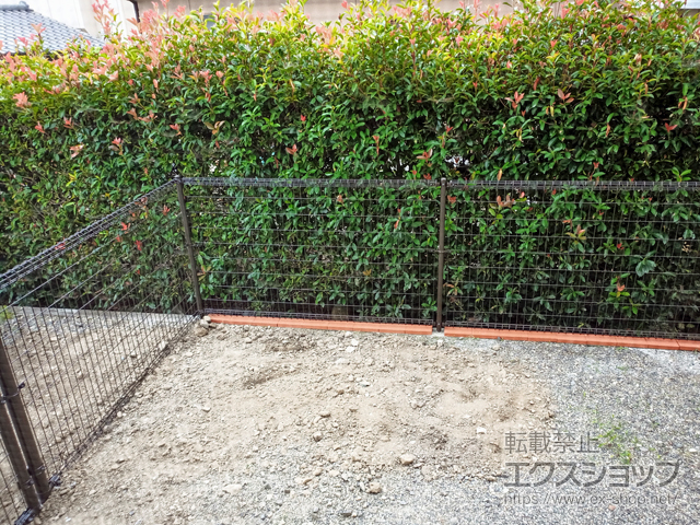 山梨県南アルプス市ののフェンス・柵 メッシュフェンス M0 間仕切柱 施工例