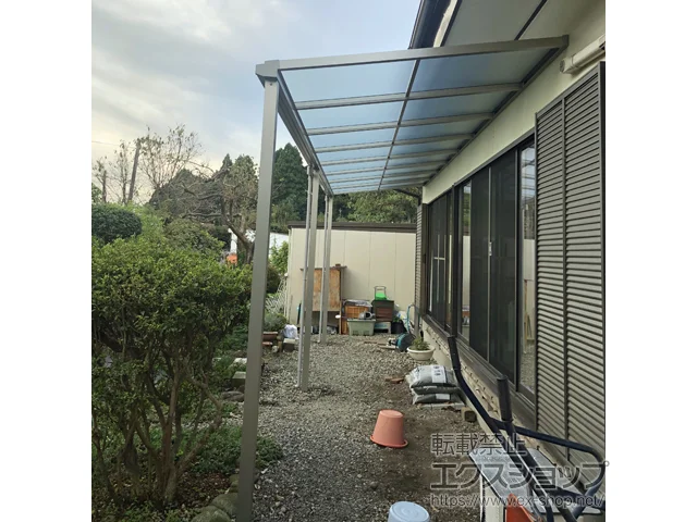 栃木県那須塩原市のYKKAPのテラス屋根 ソラリア F型 テラスタイプ 連棟 積雪～20cm対応 施工例