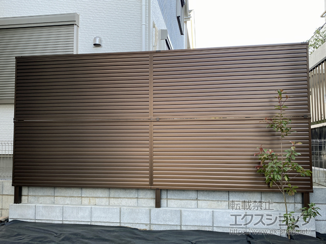 東京都羽村市ののフェンス・柵 ミエーネフェンス 目隠しルーバータイプ 2段支柱 自立建て用（パネル2段）※柱別途 施工例