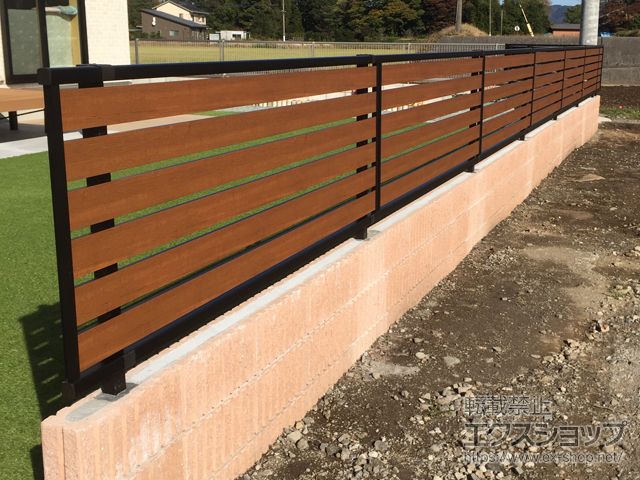 熊本県阿蘇市ののフェンス・柵 モクアルフェンス 横板タイプ　自由柱施工 施工例