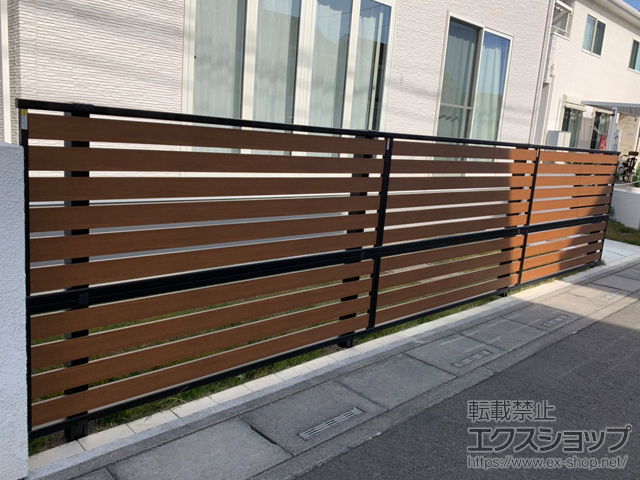 埼玉県鴻巣市ののフェンス・柵 モクアルフェンス 横板タイプ 2段支柱 自立建て用（パネル2段） 施工例