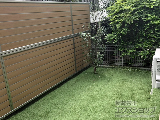 東京都小平市ののフェンス・柵 ルシアスフェンスF02型 横目隠し 木調カラー 2段支柱 自立建て用 施工例