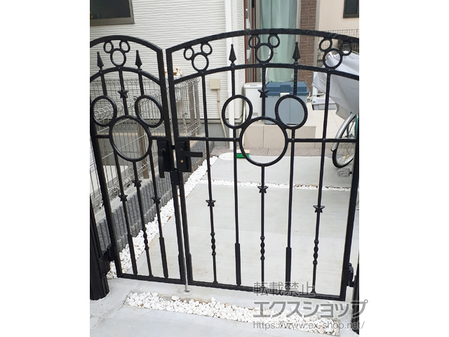 東京都国分寺市のLIXIL リクシル(新日軽)の門扉 ディズニー門扉ミッキーA型 両開き親子 丸門柱式 施工例