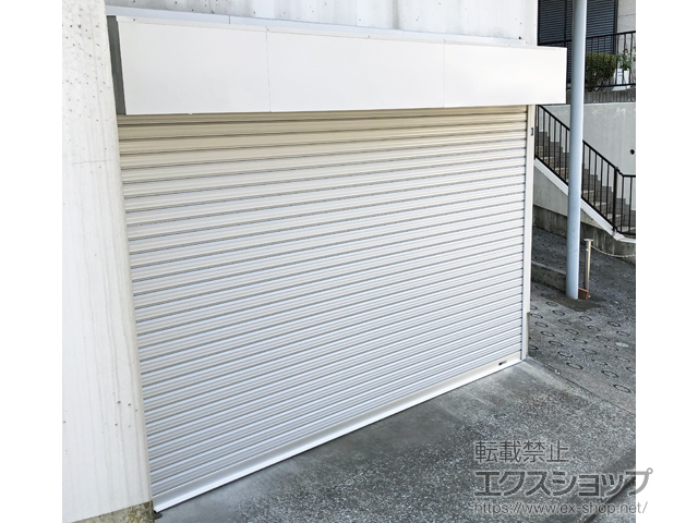 神奈川県横浜市ののガレージシャッター プラテアII スチールタイプ 内蔵 電動式 外部付 *単窓仕様 施工例