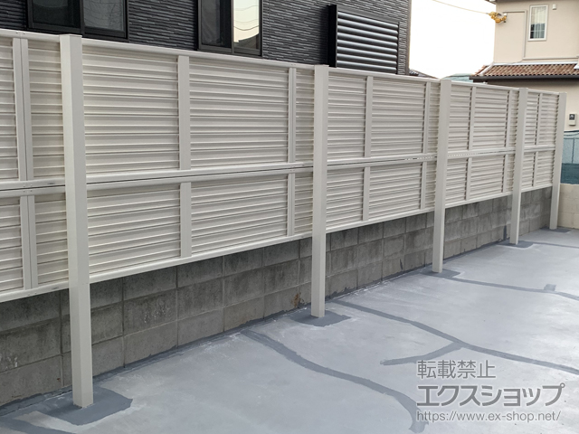 長崎県佐世保市ののフェンス・柵 ミエーネフェンス 目隠しルーバータイプ 2段支柱 自立建て用(パネル2段) 施工例