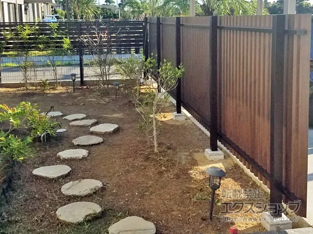 千葉県東金市ののフェンス・柵・塀 モクアルフェンス 横板タイプ 2段支柱 自立建て用 (パネル1段) 施工例