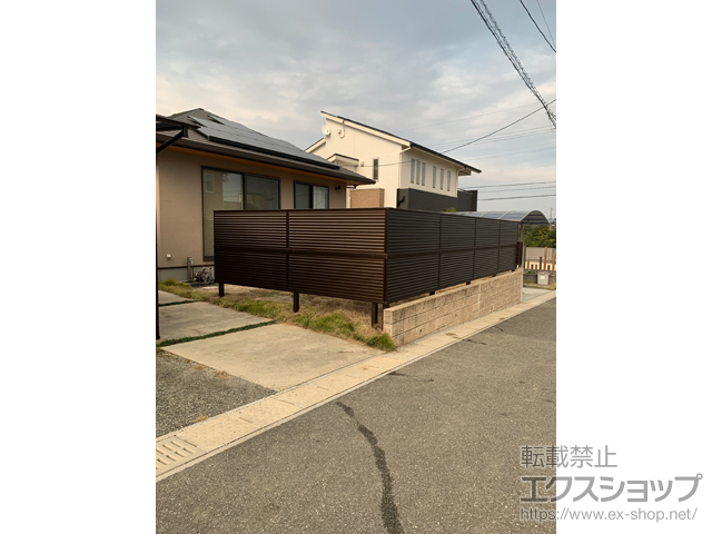 福岡県飯塚市ののフェンス・柵 ミエーネフェンス 目隠しルーバータイプ 2段支柱 自立建て用(パネル2段) 施工例