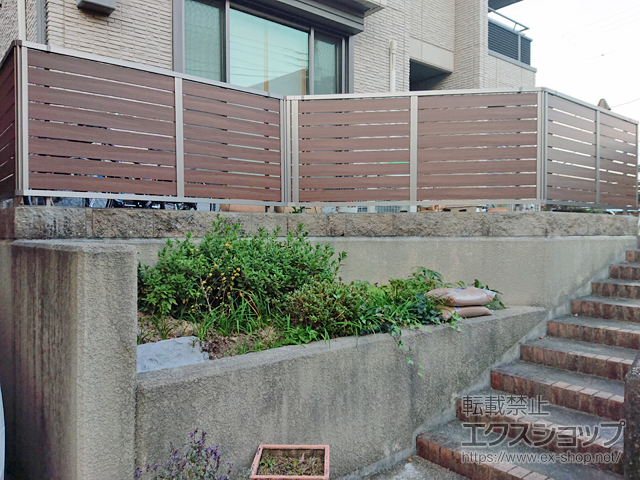 兵庫県川西市ののフェンス・柵 フェンスAB YS3型 横スリット3 木調カラー フリーポールタイプ 施工例