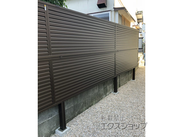 福岡県久留米市ののフェンス・柵 ミエーネフェンス 目隠しルーバータイプ 2段支柱 自立建て用 施工例