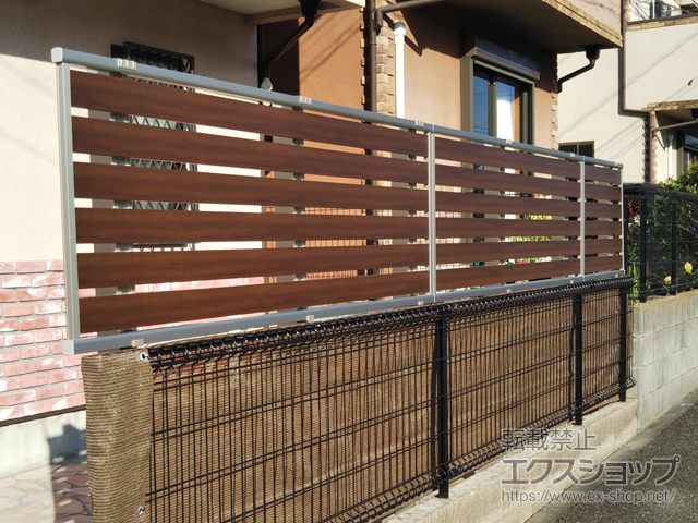 神奈川県横浜市ののフェンス・柵 ルシアスフェンスF04型 横板 木目カラー 上段のみ設置 自立建て用 施工例
