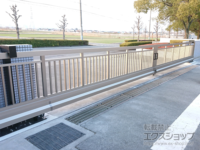 群馬県高崎市ののカーゲート 大型引戸門扉 クラウディートII ノンレールタイプ 両引きセット 100W（50+50） 施工例