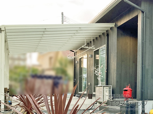 鹿児島県霧島市ののテラス屋根 ソラリア F型 ビッグサイズ 単体 積雪〜20cm対応＋前面パネル*2段＋吊り下げ式固定物干し 標準2本入り×1セット 施工例