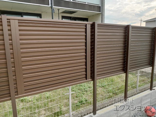 滋賀県彦根市のValue Selectのフェンス・柵・塀 ミエーネ目隠しルーバーフェンス 上段のみ設置 ブロック建て用 施工例