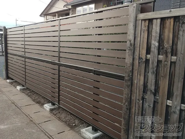栃木県真岡市のValue Selectのフェンス・柵・塀 モクアルフェンス 横板タイプ 2段支柱 自立建て用(パネル2段) 施工例