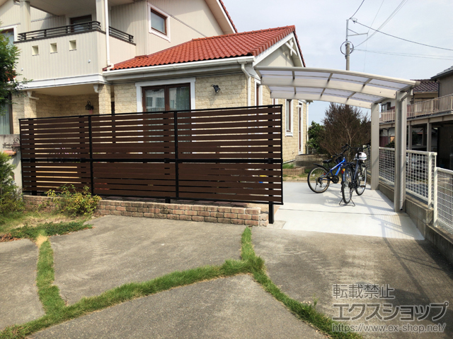 福岡県小郡市ののフェンス・柵 モクアルフェンス 横板タイプ 2段支柱 自立建て用 （パネル2段） 施工例