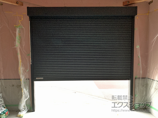 神奈川県横須賀市のLIXIL リクシル（トステム）のガレージシャッター ガレージシャッタークワトロ 電動式 内部付タイプ 施工例