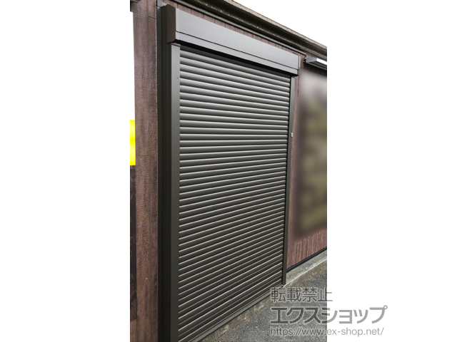 神奈川県伊勢原市のLIXIL リクシル（トステム）のガレージシャッター ガレージシャッタークワトロ 電動式 外部付タイプ ※外部停電時開閉機構 施工例