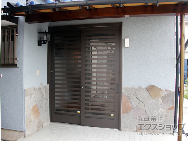 埼玉県行田市のLIXIL リクシル（トステム）の玄関ドア リシェント玄関引戸 SG仕様 2枚建戸 ランマ無 53型（横太格子） 施工例