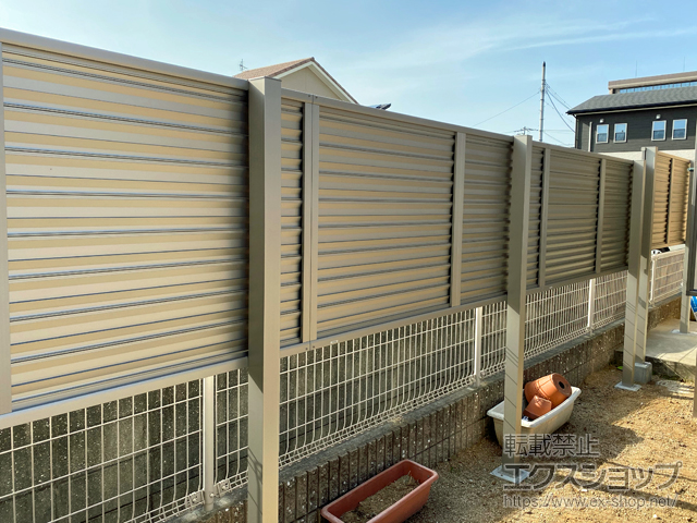 香川県高松市ののフェンス・柵 ミエーネフェンス 目隠しルーバータイプ 上段のみ設置 自立建て用 施工例