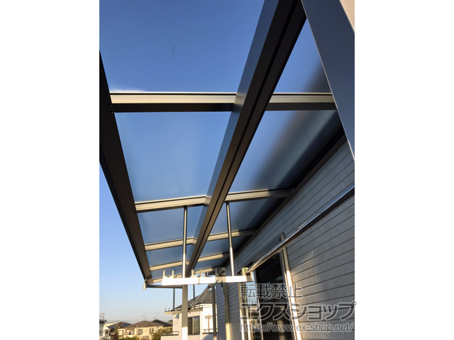 埼玉県北葛飾郡松伏町ののバルコニー・ベランダ屋根 ソラリア F型 屋根タイプ 単体 積雪〜20cm対応 施工例