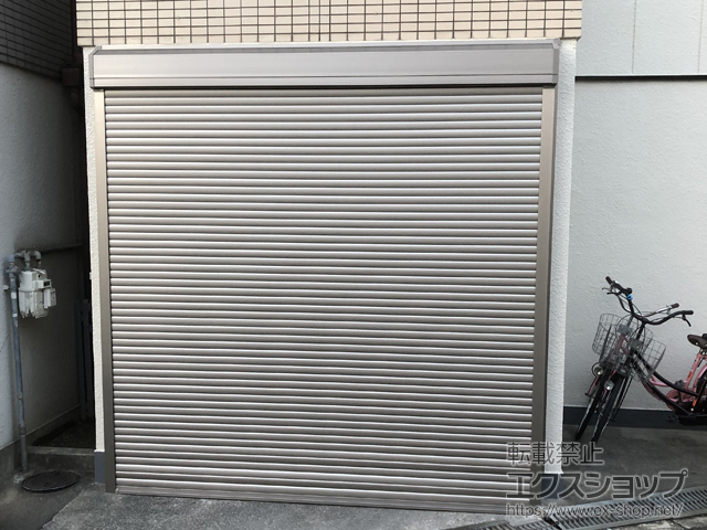 大阪府大阪市のLIXIL リクシル（トステム）のガレージシャッター ガレージシャッタークワトロ 電動式 外部付タイプ 施工例