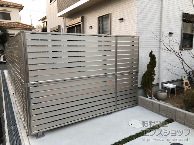 大阪府箕面市ののフェンス・柵 ルシアスフェンスF04型 横板 木目カラー 2段支柱 自立建て用（パネル2段） 施工例