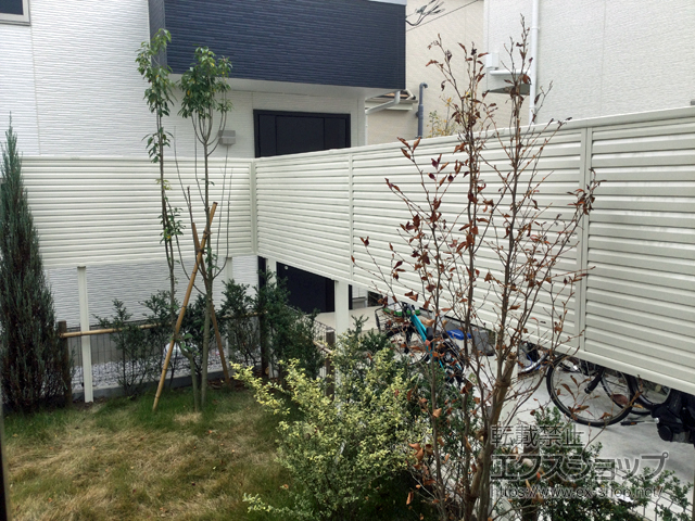 東京都西東京市ののフェンス・柵 ミエーネ目隠しルーバーフェンス 上段のみ設置 自立建て用 施工例