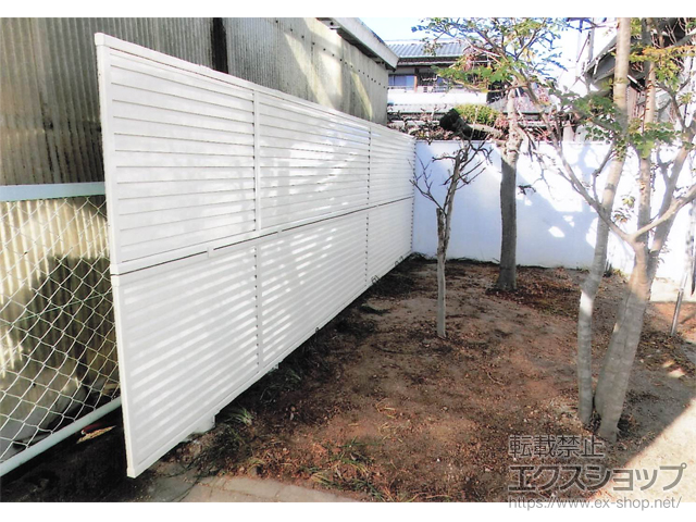山梨県甲斐市ののフェンス・柵 Value Select ミエーネフェンス 目隠しルーバータイプ 2段支柱 自立建て用 施工例