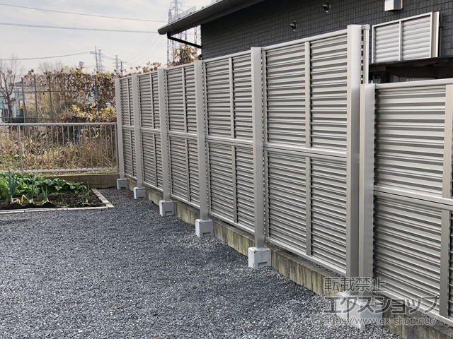 栃木県鹿沼市ののフェンス・柵 ミエーネフェンス 目隠しルーバータイプ 2段支柱 自立建て用 施工例