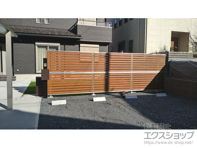 茨城県水戸市ののフェンス・柵 ルシアスフェンスF04型 横板 木目カラー 2段支柱 自立建て用 施工例