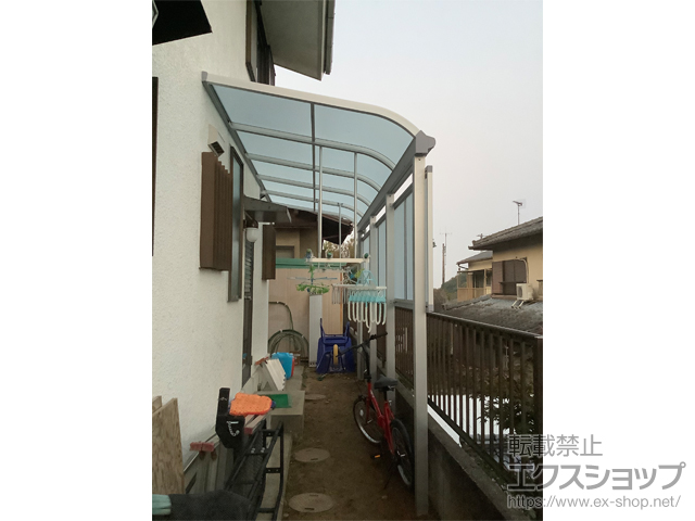香川県高松市ののテラス屋根 ソラリア R型 テラスタイプ 単体 積雪〜20cm対応＋吊り下げ式固定物干し＋ラリア 前面パネル*1段 施工例