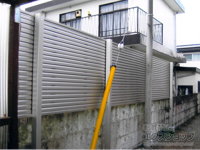 栃木県宇都宮市ののフェンス・柵 シンプレオフェンス13型 目隠しルーバー 上段のみ設置 自立建て用 施工例