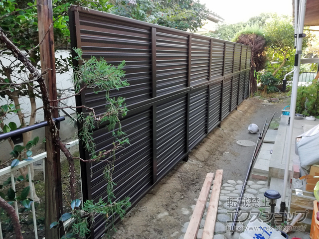 奈良県生駒市ののフェンス・柵 ミエーネフェンス 目隠しルーバータイプ 2段支柱 自立建て用（パネル2段） 施工例