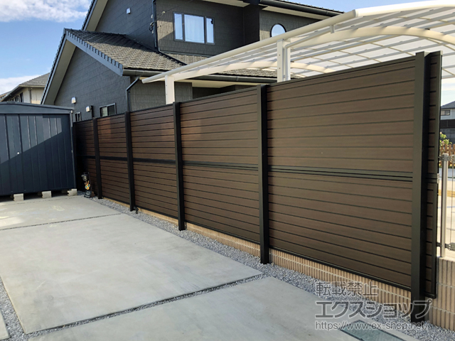 群馬県伊勢崎市ののフェンス・柵 モクアルフェンス 目隠しタイプ 2段支柱 自立建て用 施工例