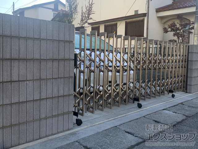 山梨県中央市ののカーゲート トリップゲートII P型 ペットガード付き ノンレール 片開き 37S 施工例