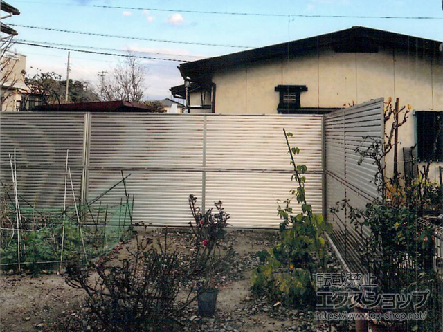 山梨県笛吹市ののフェンス・柵 ミエーネフェンス 目隠しルーバータイプ 2段支柱 ブロック建て用（パネル2段） 施工例