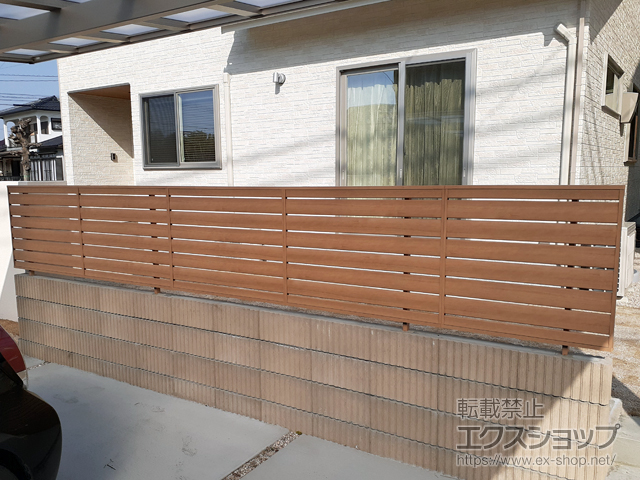 福岡県筑後市ののフェンス・柵 フェンスAA YS1型 横スリット ゆらぎ 木調カラー フリーポールタイプ 施工例