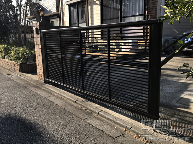 東京都町田市ののカーゲート ルシアスアップゲート 1型 横格子 手動式 施工例