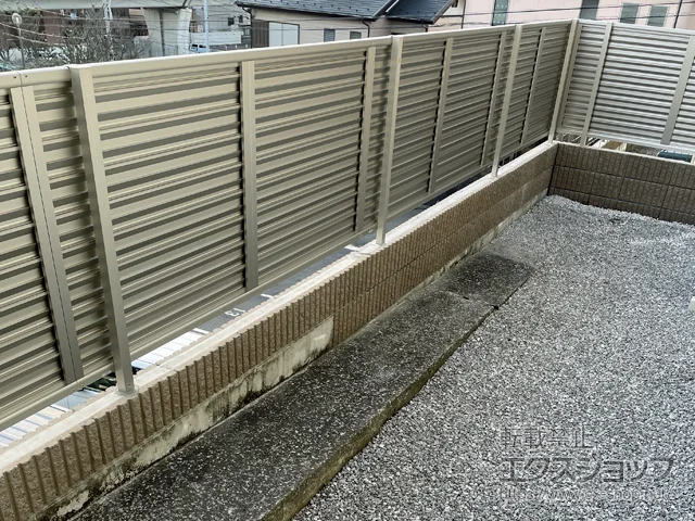 神奈川県横須賀市のValue Selectのフェンス・柵・塀 ミエーネフェンス 目隠しルーバータイプ　自由柱施工 施工例