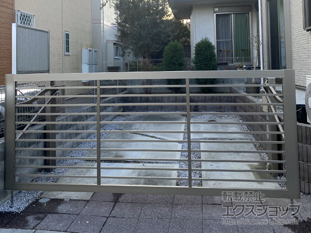 東京都練馬区ののカーゲート 【特注】スウィングアップゲート1型 横格子 電動式 施工例