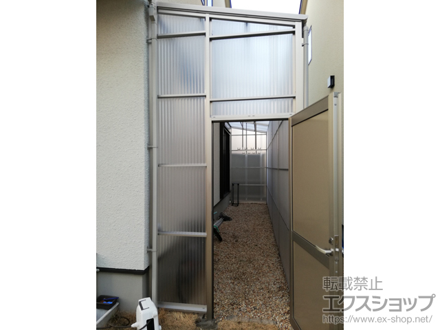 三重県津市ののストックヤード ストックヤードII 片側ドア付きタイプ＋ソラリアテラス囲い用腰パネル（アルミ樹脂複合板）2枚入り 施工例