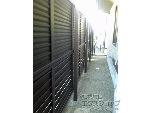 埼玉県吉川市ののフェンス・柵 ミエーネフェンス 目隠しルーバータイプ 2段支柱 自立建て用 施工例