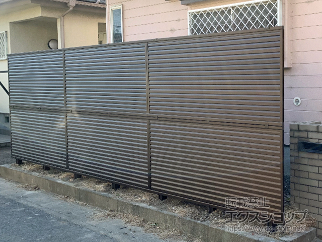 埼玉県久喜市ののフェンス・柵 ミエーネフェンス 目隠しルーバータイプ 2段支柱 自立建て用（パネル2段） 施工例