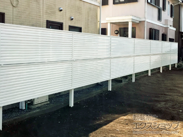 栃木県佐野市ののフェンス・柵 ミエーネフェンス 目隠しルーバータイプ 2段支柱 自立建て用 施工例