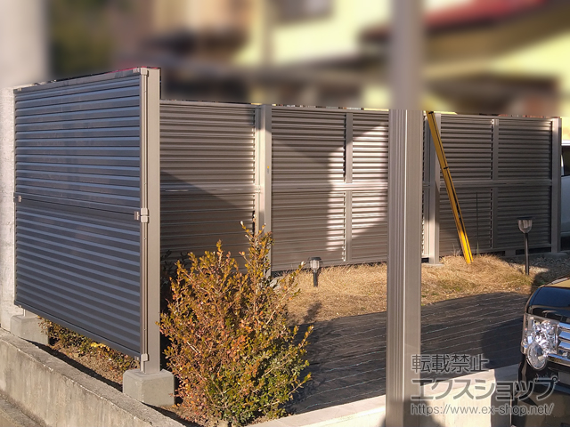 長野県長野市ののフェンス・柵 ミエーネフェンス 目隠しルーバータイプ 2段支柱 自立建て用（パネル2段） 施工例