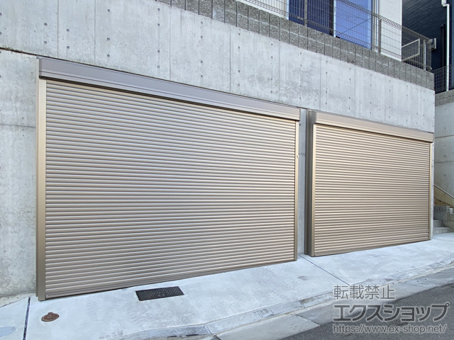 兵庫県西宮市のLIXIL リクシル（トステム）のガレージシャッター 【特注】ガレージシャッタークワトロ 電動式 外部付タイプ ※外部停電時開閉機構 施工例