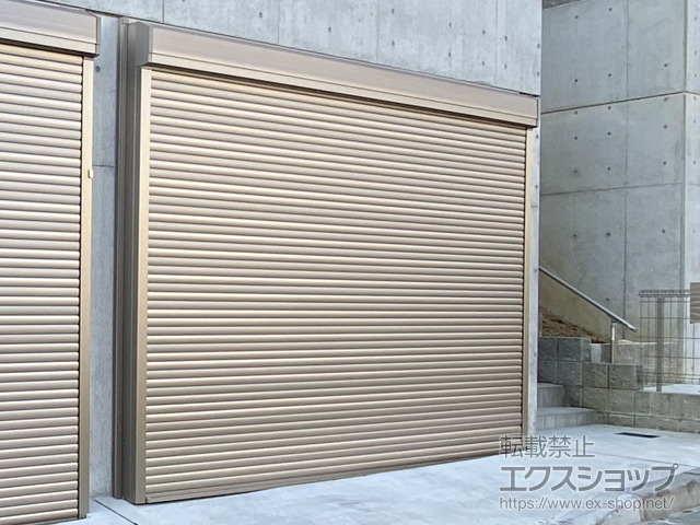 兵庫県西宮市のLIXIL リクシル（トステム）のガレージシャッター 【特注】ガレージシャッタークワトロ 電動式 外部付タイプ 施工例