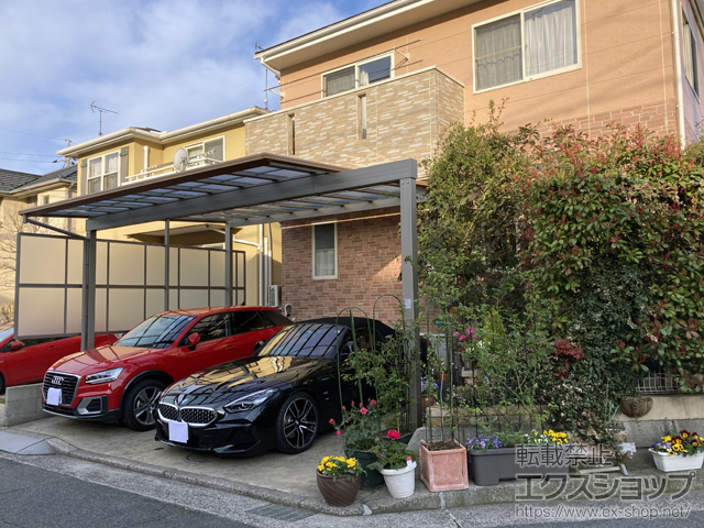 広島県広島市ののカーポート フーゴFプラス (フラットスタイル) ワイド 木調色 積雪〜20cm対応＋サイドパネル 施工例