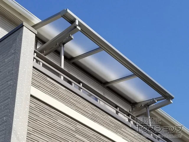 東京都東久留米市のYKKAPのバルコニー・ベランダ屋根 ソラリア F型 ルーフタイプ 単体積雪～20cm対応 施工例