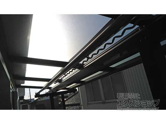 埼玉県三郷市のYKKAPのバルコニー・ベランダ屋根 ソラリア F型 屋根タイプ 連棟 積雪～20cm対応 施工例